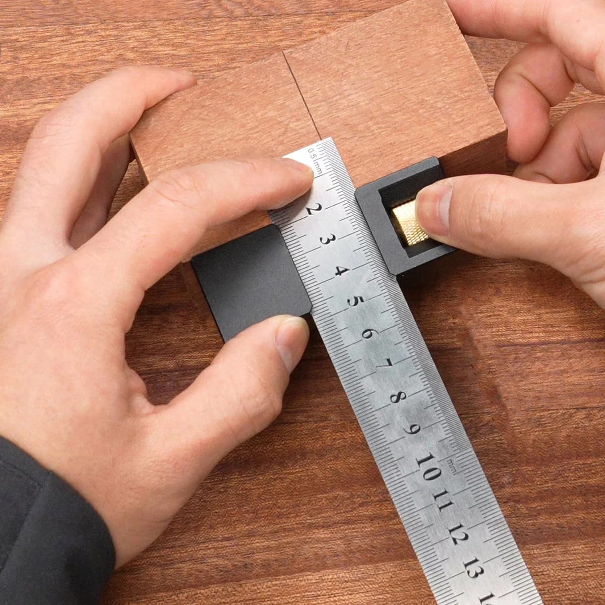 Regulējama zīmola lineāls ar slīdošu fiksatoru